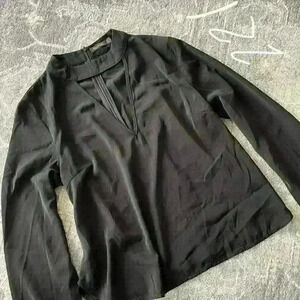 Boohoo black v neck blouse
